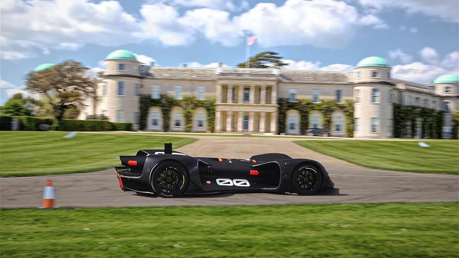 robocar-driving-by-goodwood-house-at-testing2606201801-1